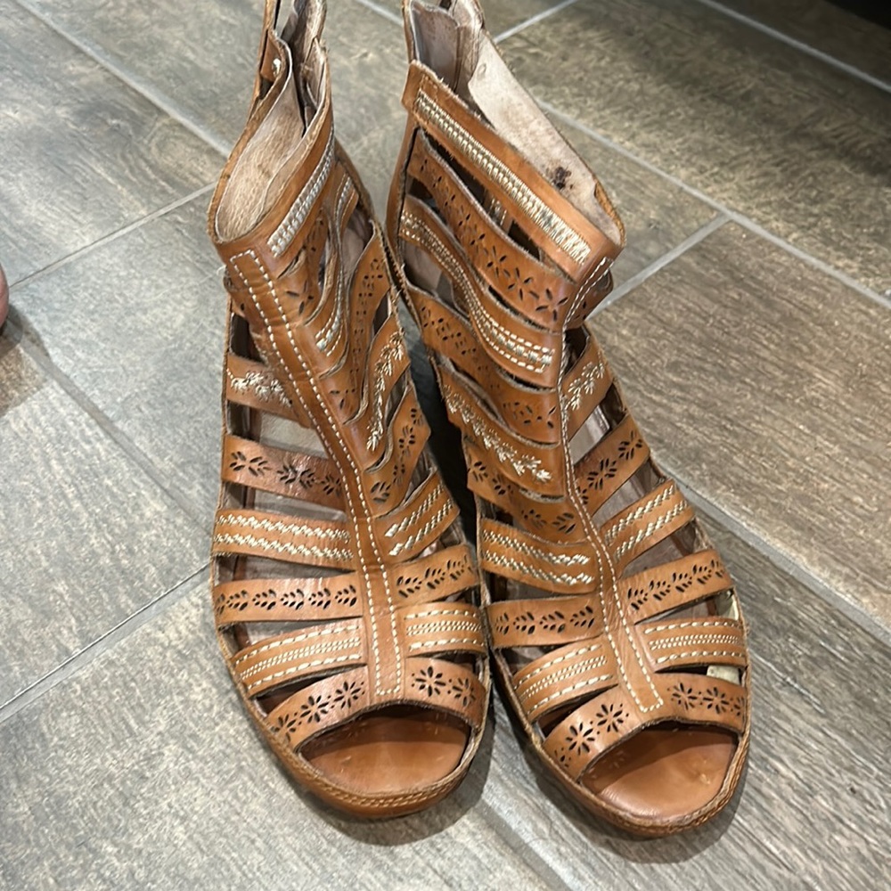 Pikolnos Tan Strappy Heels